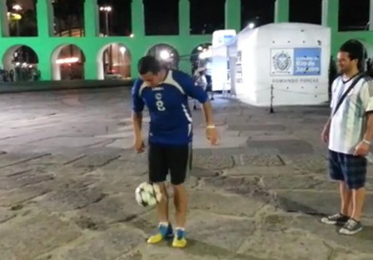 Bosanac uči Argentinca kako se barata loptom