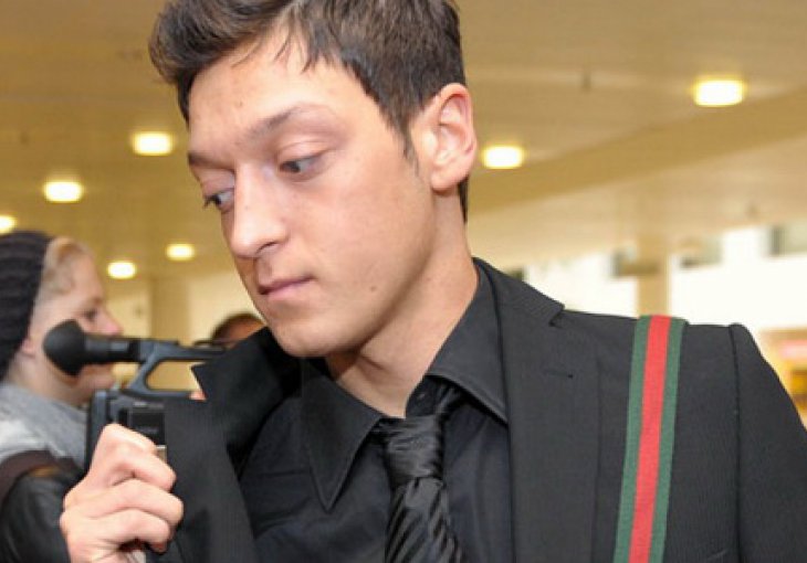 Pogledajte kako se snalazi Mesut Özil u ulozi repera