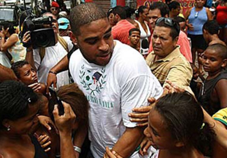 Nije mu do fudbala: Adriano partijao sa 18 prostitutki